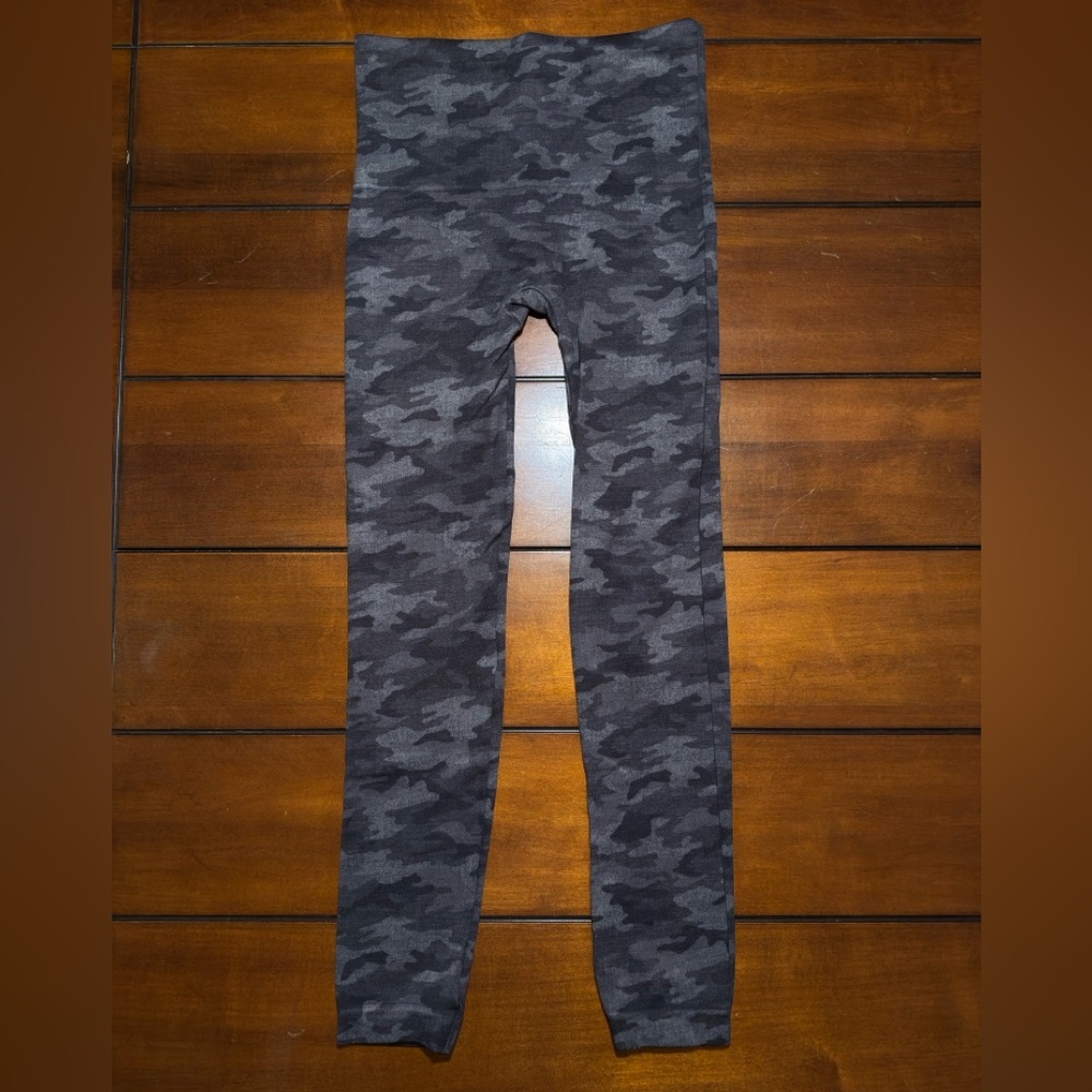 SPANX Look At Me Now Seamless Gray Camouflage Leggings